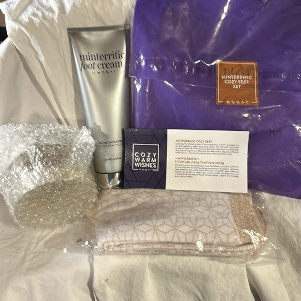 Monat Minterrific Cozy Feet Set - Foot Soak, Moisturizer, and cozy socks- New!